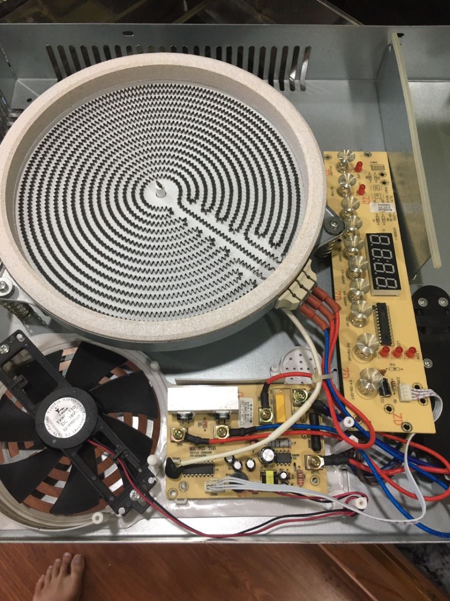 hình ảnh sửa chữa bếp điện từ taka tại nhà